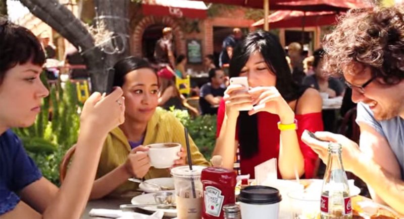 jangan ada ponsel di antara kita