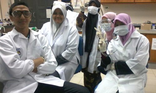 gambar anak-anak farmasi sedang praktikum di lab