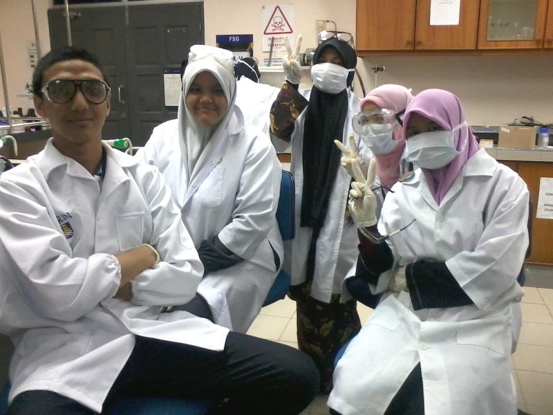 gambar anak-anak farmasi sedang praktikum di lab