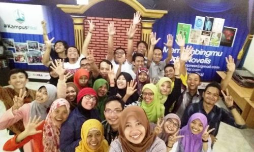 gambar foto bareng peserta kampus fiksi diva press bersama dengan panitia