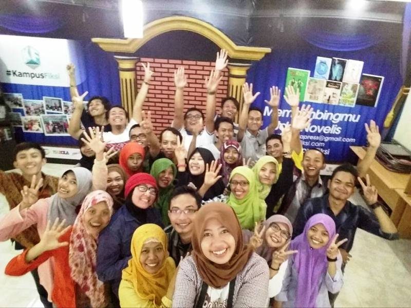 gambar foto bareng peserta kampus fiksi diva press bersama dengan panitia