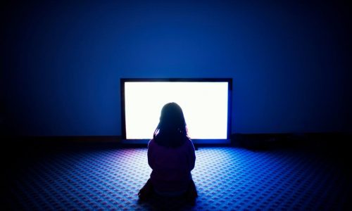 ketika cewek perempuan menonton film horor sendirian